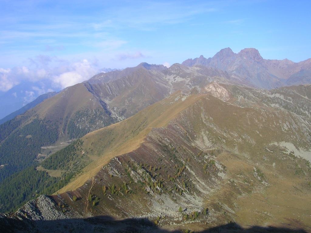 La lunga cresta Arcoglio - Sasso Bianco vista dalla cima del Canale