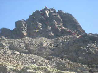 la parte alpinistica conclusiva con il percorso effettuato: in rosso la salita e in giallo la discesa