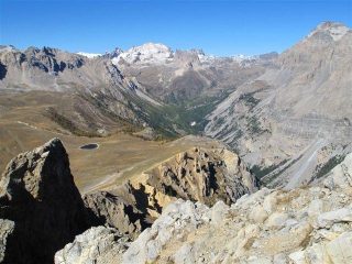 Salendo, uno sguardo verso la Valle Stretta e il Thabor