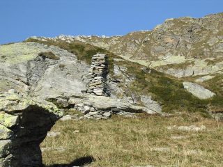 Caratteristica torretta di pietre che indica la presenza di una baita