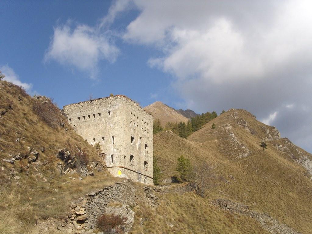 01 - La cima del Pelvo dietro al Fort d'Aval, perfettamente conservato