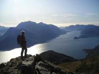 Carlo in una immagine suggestiva con il Lago di Como sullo sfondo