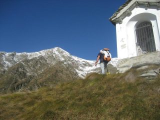 Il Pizzo del Moro fotografato dalla cappella nei pressi dell'alpe Vallè piat (piatto)