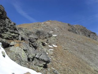 La cresta finale con la cima  innevata del Monte Rosso