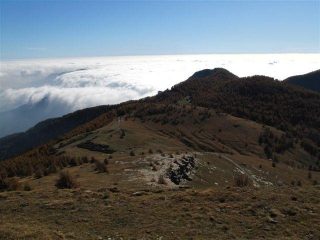 Uno sguardo verso le Caserme di Marta e il soffice mare di nuvole