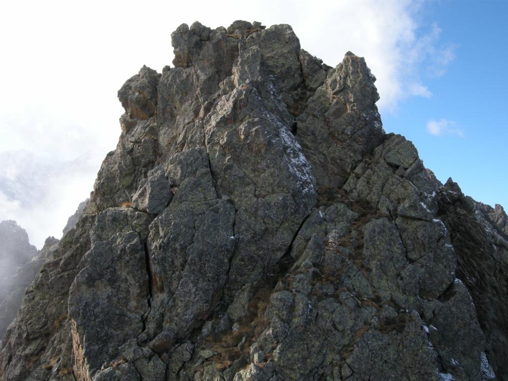 Dalla cima del primo torrione, vista sul versante di salita del secondo con la famosa fessura