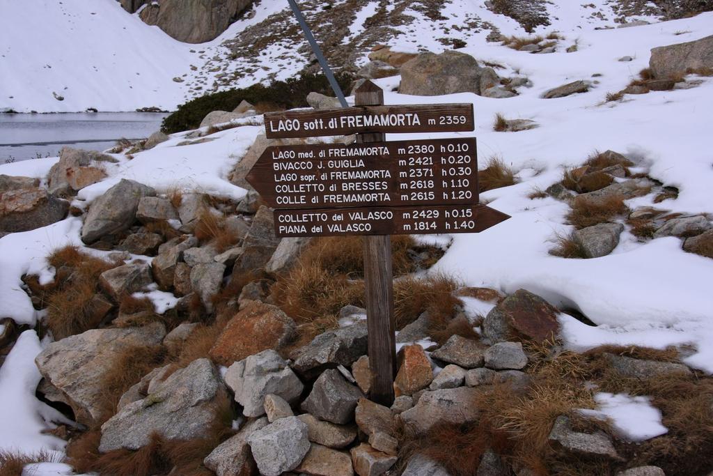 cartelli segnaletici nei pressi del Lago di Fremamorta inferiore (7-11-2009)