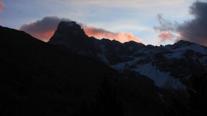 le prime luci del sole da Fouillouse verso il Brec de Chambeyron (22-11-2009)