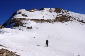 i miei 2 compagni di gita stanno per raggiungere la cima (28-11-2009)
