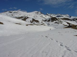 Sguardo dagli alpeggi verso la vetta triangolare dell'Ouille Allegra