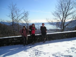 Assunta, Rosi e Luigina, sullo sfondo il Lago Maggiore