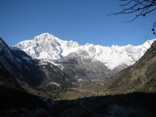 Salendo ne bosco, vista sul Monte Bianco