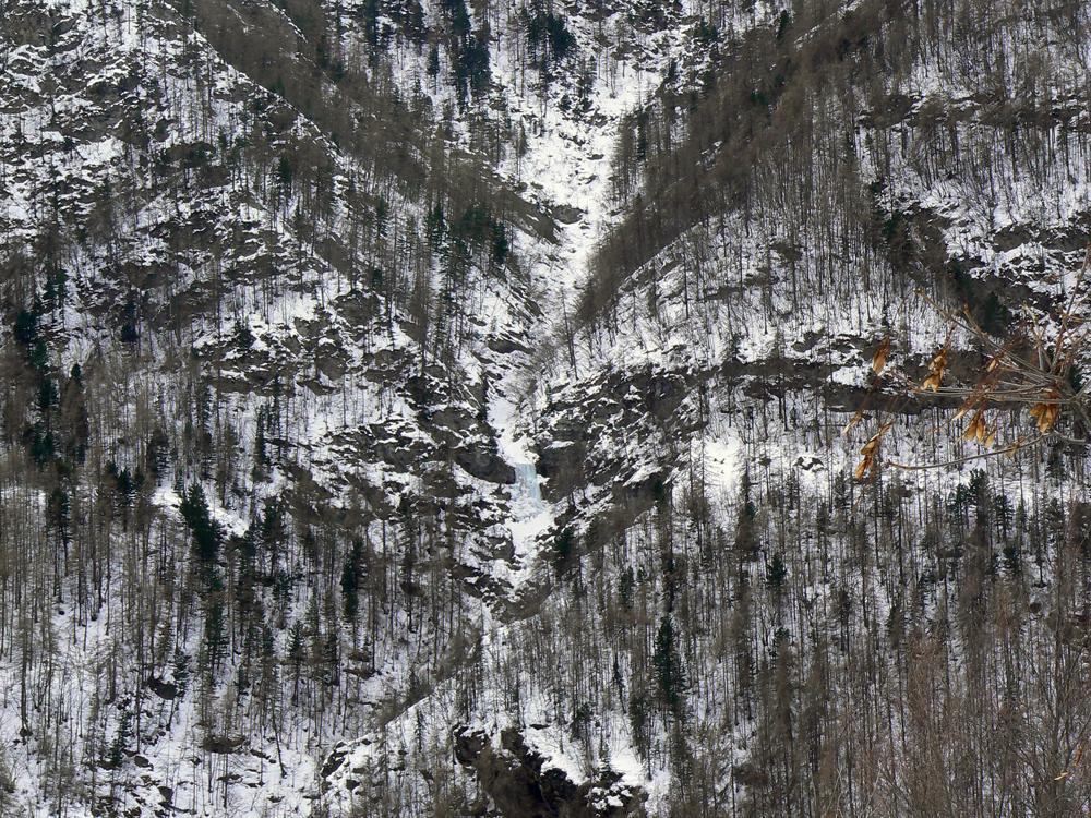 la cascata vista dalla borgata di Caldane