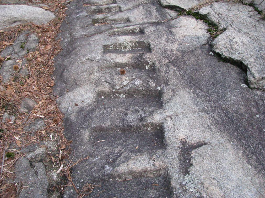I bei gradini intagliati nella roccia, percorrendo il sentiero di salita