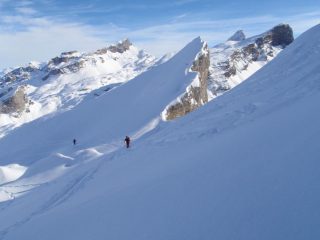 sullo sfondo altre cime scialpinistiche