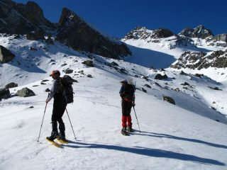 Davide e Massimo all'inizio del Vallone Camoscieretta, sulla spalla nevosa iniziale (4-5-2008)