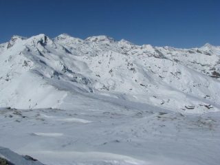 La cresta sommitale spazzata dal vento con sfondo l'alta Valchiusella
