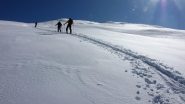 seguendo la pista fatta dagli scialpinisti sul versante NO della Testa di Cervetto (6-3-2010)