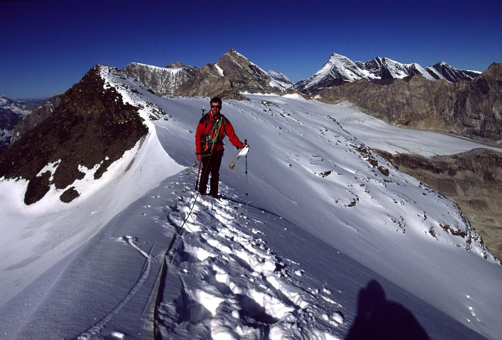 Gianni sulla cresta nevosa sommitale, a pochi minuti dalla vetta (28-9-2002)