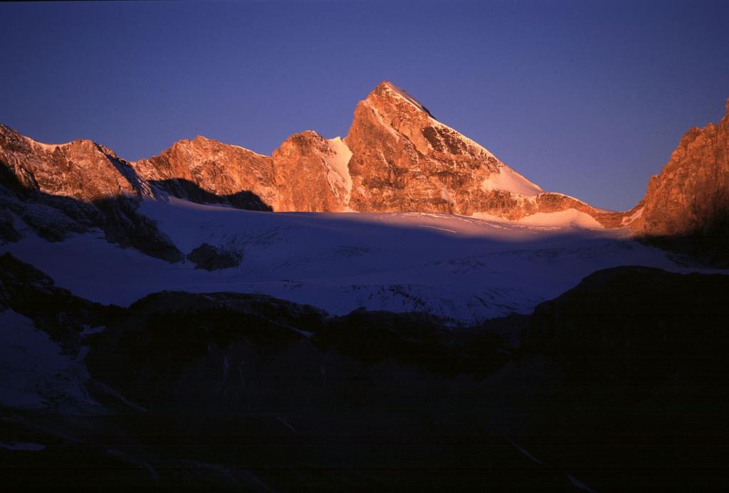 primissime luci del sole sulla Punta Tsanteleina, dal ghiacciaio di Fond (28-9-2002)
