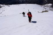 Maria Carla e Davide salgono il ripido pendio sotto la quota 2272 m. (27-3-2010)