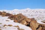 la salita verso i 2200 m, in alto gli Aragats