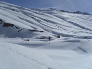 l'alpeggio Bonale' coperto dalla neve,sulla destra i dossi di rientro verso l'alpeggio Rantin
