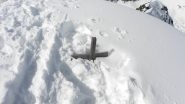 croce di vetta ancora sotto la neve