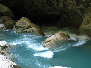 Una grotta col fiume impetuoso