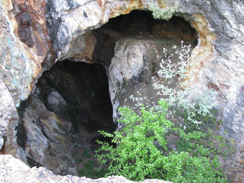 Un'imbocco delle miniere di Ceresa