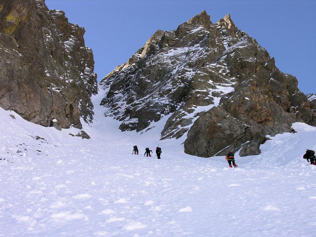 salendo nel canale Nord (ramo sinistro) della Rocca Rossa (14-5-2006)