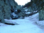 Il tratto senza neve nella parte bassa del Canalone della Balma di Ghigliè