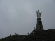 la statua della Madonna avvolta dalla nebbia