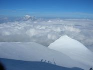 Dalla vetta più alta uno sguardo alla cresta percorsa dal Valsorey con il Monte Bianco sullo sfondo