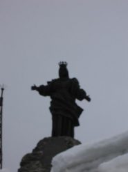 La statua della Madonna in punta.