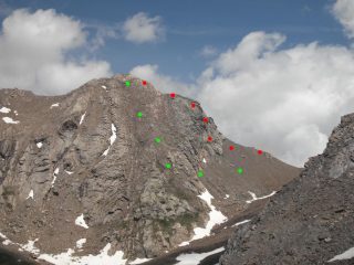 in rosso la cresta, in verde la traccia escursionistica