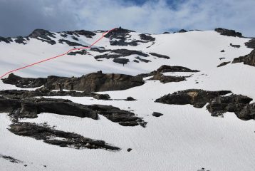 L’ultimo tratto: la vetta con il percorso sul nevaio.