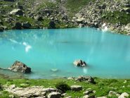 le acque del lago chiaretto devono il proprio colore alla particolare composizione (calcio) delle rocce circostanti