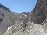 10 - il passaggio della strada in località Roccia Tagliata, sullo sfondo il Colle dello Chaberton