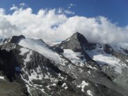 spettacolare vista sulle vicine Herbetet e Gran Serra coi ghiacciai del Neyron e Timorion