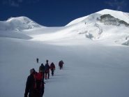 il gruppone sale verso la parte alta del ghiacciaio (25-7-2010)