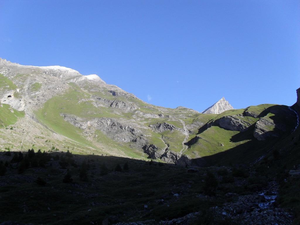 La Bonale',a destra e la Rochere,a sinistra ,innevate in cima,viste dal vallone di Planaval