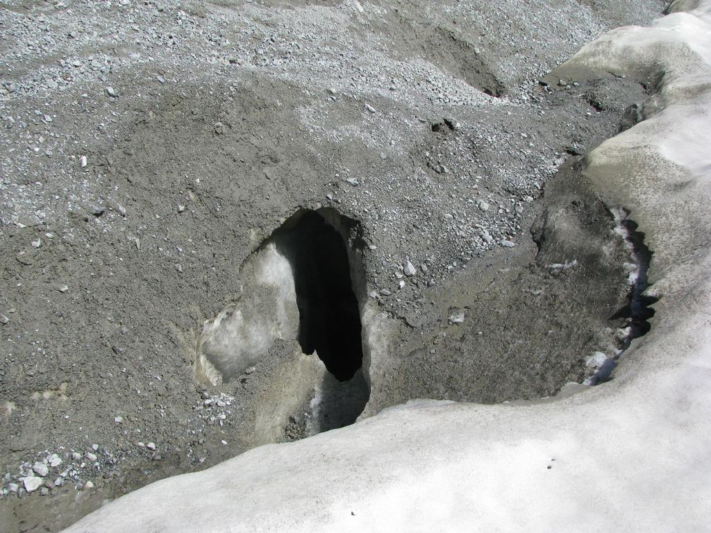 Gironzolando sul ghiacciaio, è comparso questo buco: pozzo o crepaccio?