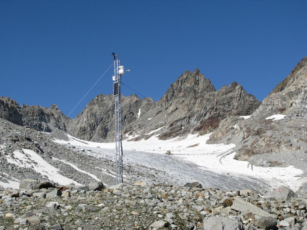 La stazione scentifica di rilevamento dati installata alla base del pianoro glaciale