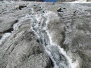 Uno dei tanti rivoli d'acqua che solcano il ghiacciaio