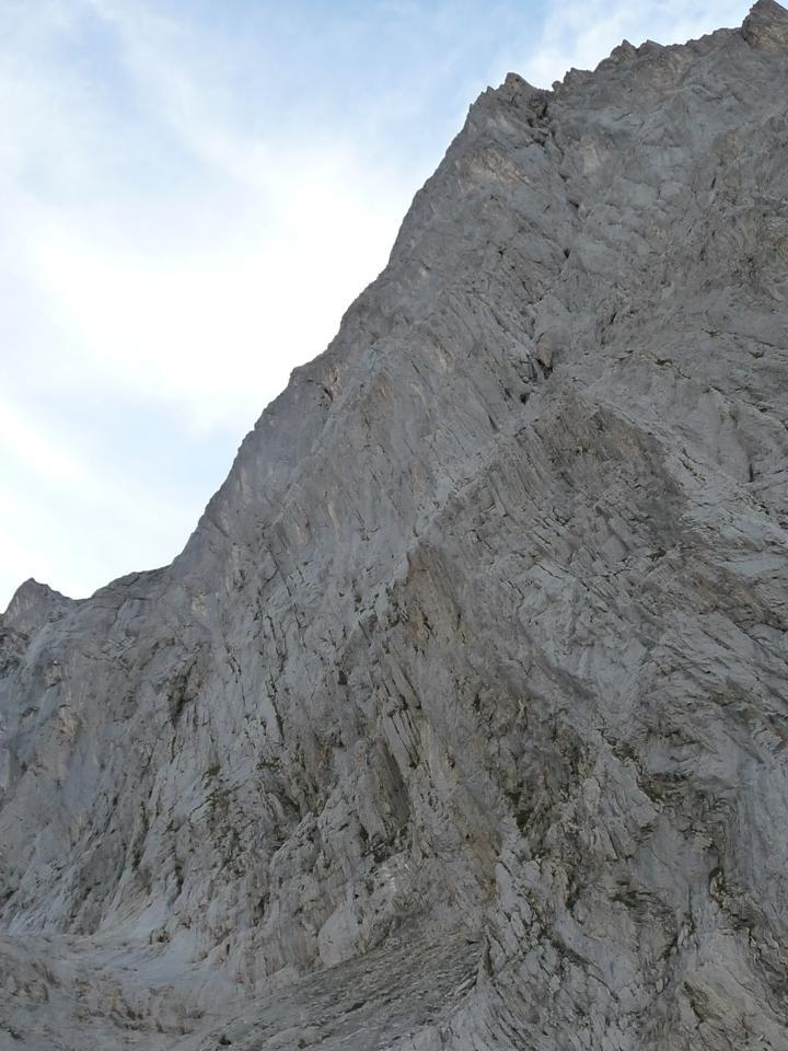 la parete del Wellhorn dal dosso morenico del sentiero di accesso.