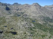 Dalla vetta, panorama sul Col de la Croix e dell'alto vallone dell'Avic
