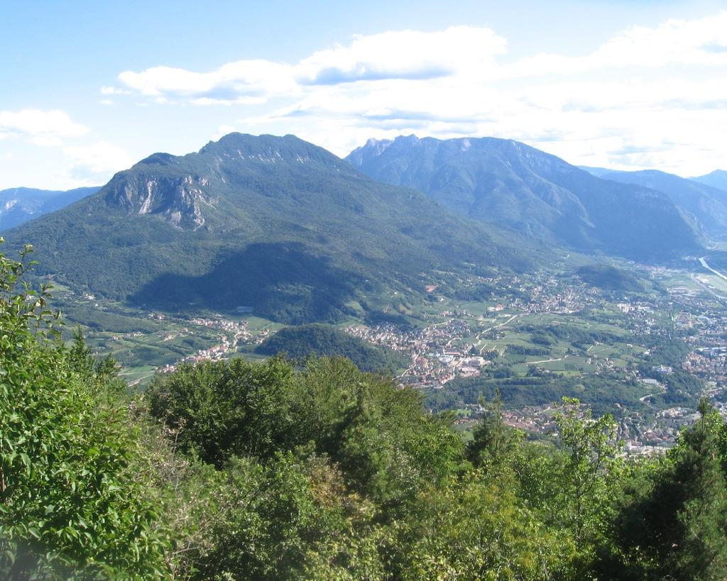 Dalla vetta, il versante Sud del M.Marzola, la Vigolana e la periferia collinare di Trento