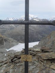 in vetta la croce con dedica a  Papa Giovanni Paolo Secondo