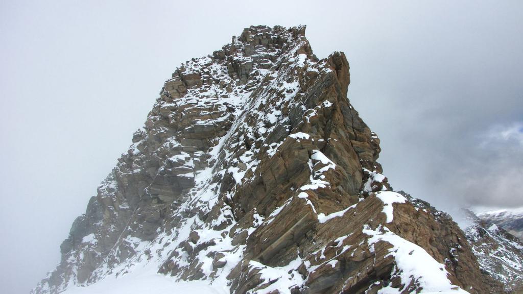 l'anticima vista dal colletto posto sotto la cima con il tratto di misto da superare (26-9-2010)